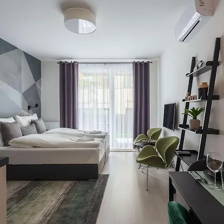 Intimate Ground-floor Hideaway - 011 *