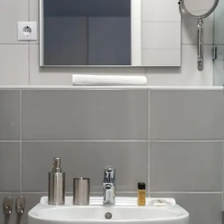 Intimate Ground-floor Hideaway - 011 Apartment Budapest