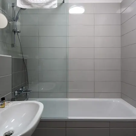 Apartment Intimate Ground-floor Hideaway - 011 *
