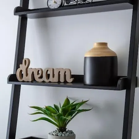 Intimate Ground-floor Hideaway - 011 Apartment *