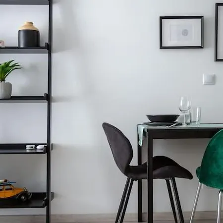 Intimate Ground-floor Hideaway - 011 *