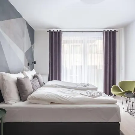Intimate Ground-floor Hideaway - 011 *